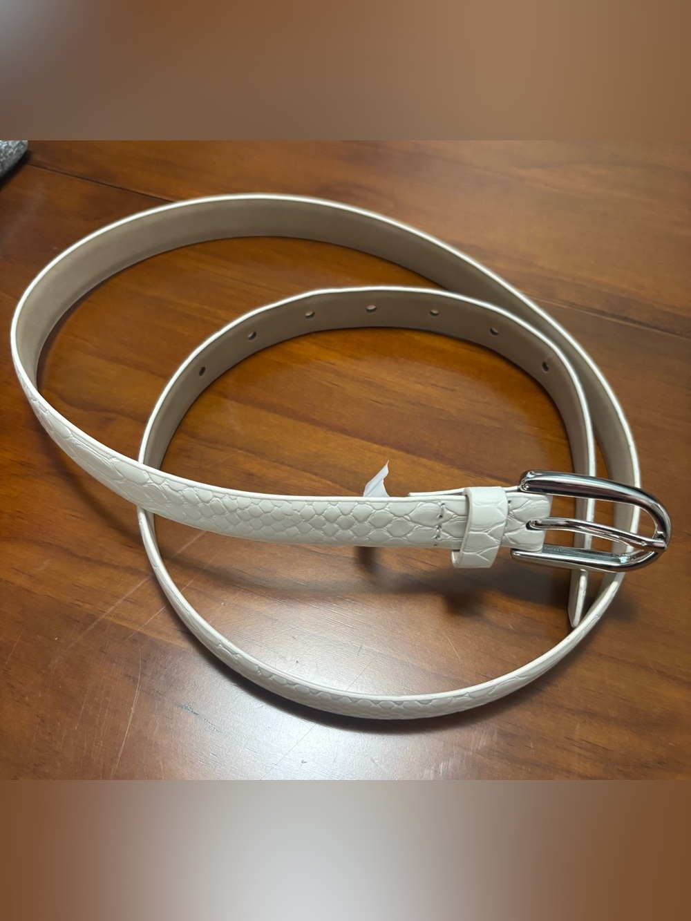 White/Cream Textured Faux-Leather Belt with Silver Buckle. Sz L